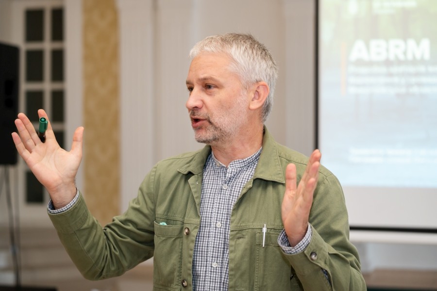 Copyright Kostiantyn Kruhlikov 900x600