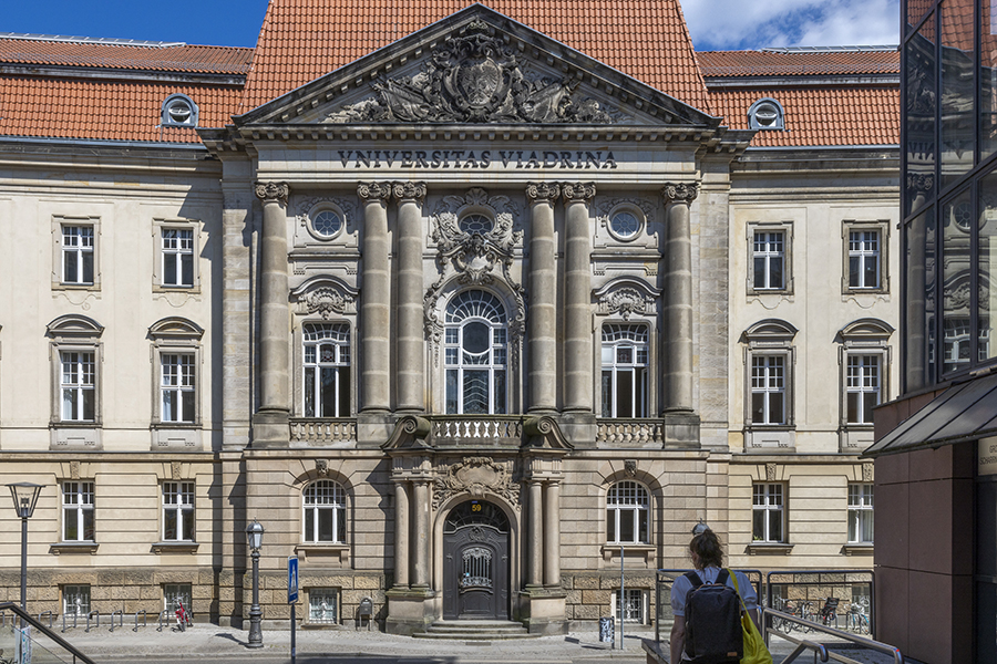 Portal des Hauptgebäudes Portal des Hauptgebäudes